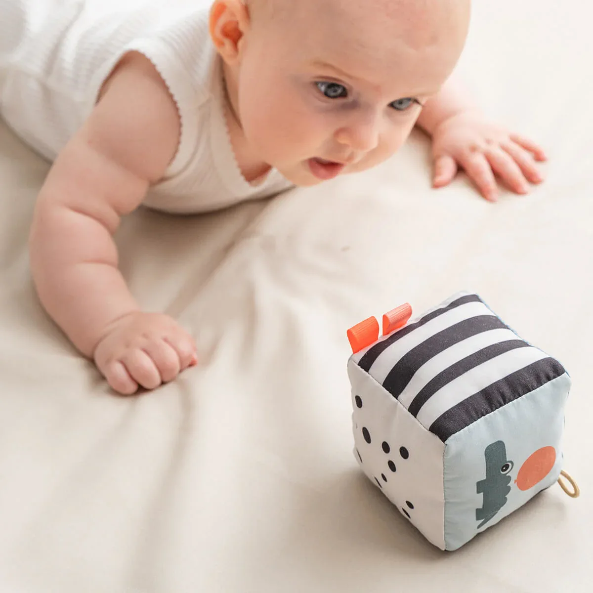 Done by Deer® Contrast baby cube Happy Clouds Colour Mix - Image 5