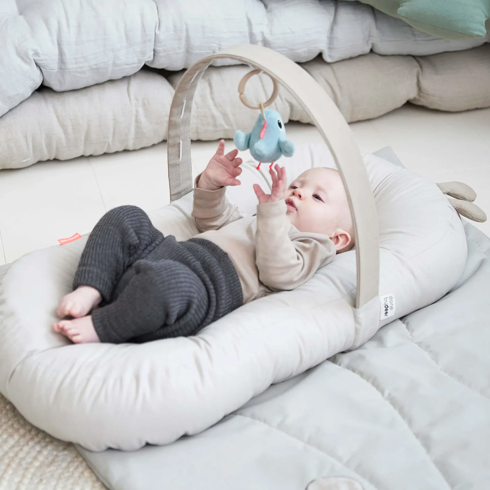 Done by Deer® Cozy lounger with activity arch Raffi Sand - Image 3