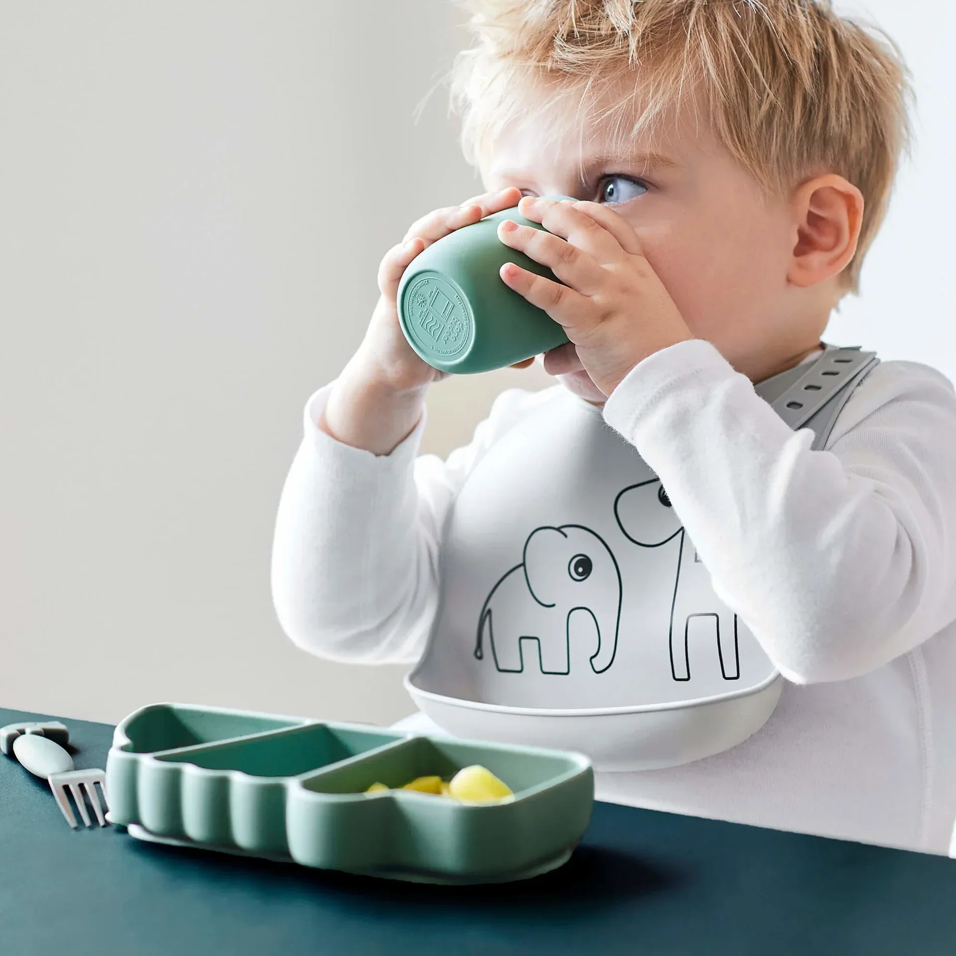 Done by Deer® Silicone Stick&Stay snack plate Croco Green - Image 5