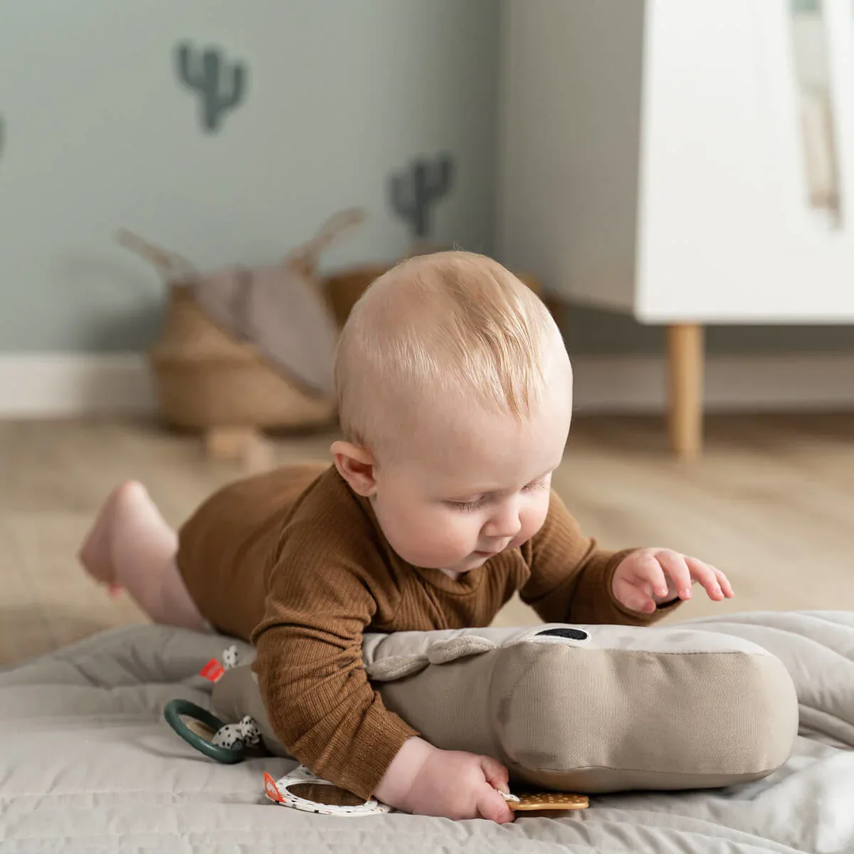 Done by Deer® Tummy time activity toy Croco Sand - Image 2