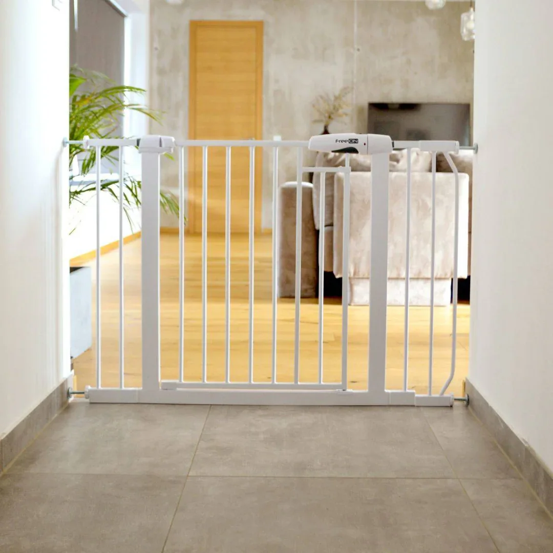 FreeON® Safety Gate with 7, 14, and 21 cm Extensions - Image 2