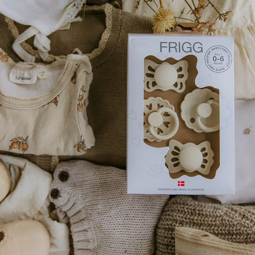 Frigg® Baby’s First Pacifier Set 4-pack Floral Heart Cream - Image 4