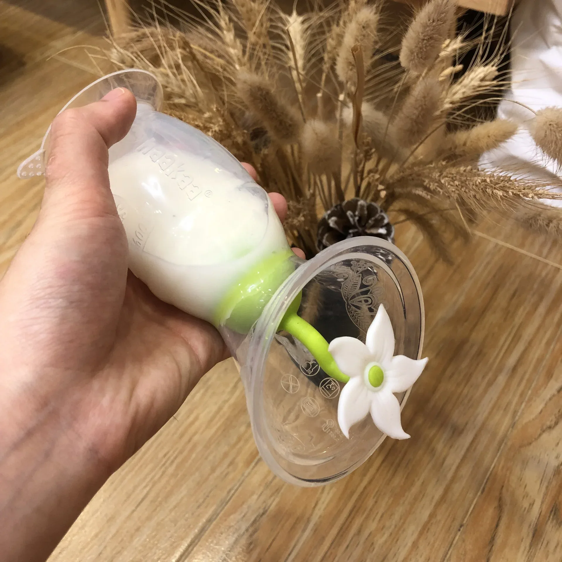 Haakaa® Generation 2 100ml Silicone Pump with Suction Base and Flower Stopper Combo - Image 3