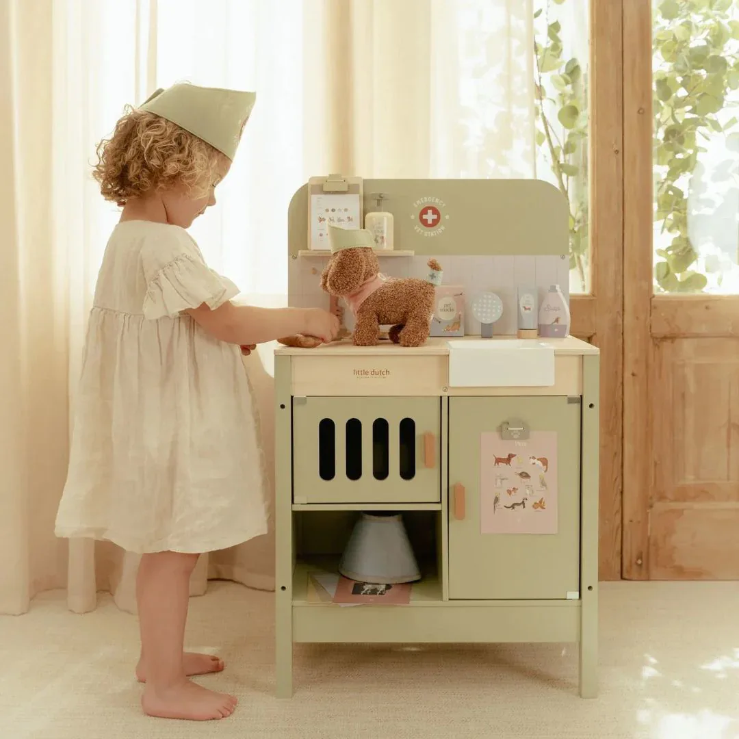 Little Dutch®  Wooden Veterinary Clinic  - Image 2