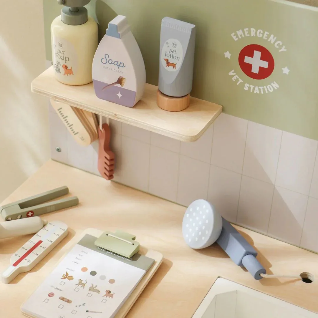 Little Dutch®  Wooden Veterinary Clinic  - Image 5