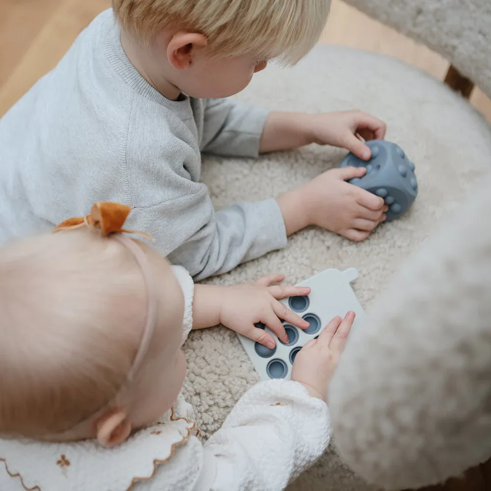 Mushie® Dice Press Toy 2-pack Cambridge Blue/Shifting Sands - Image 3