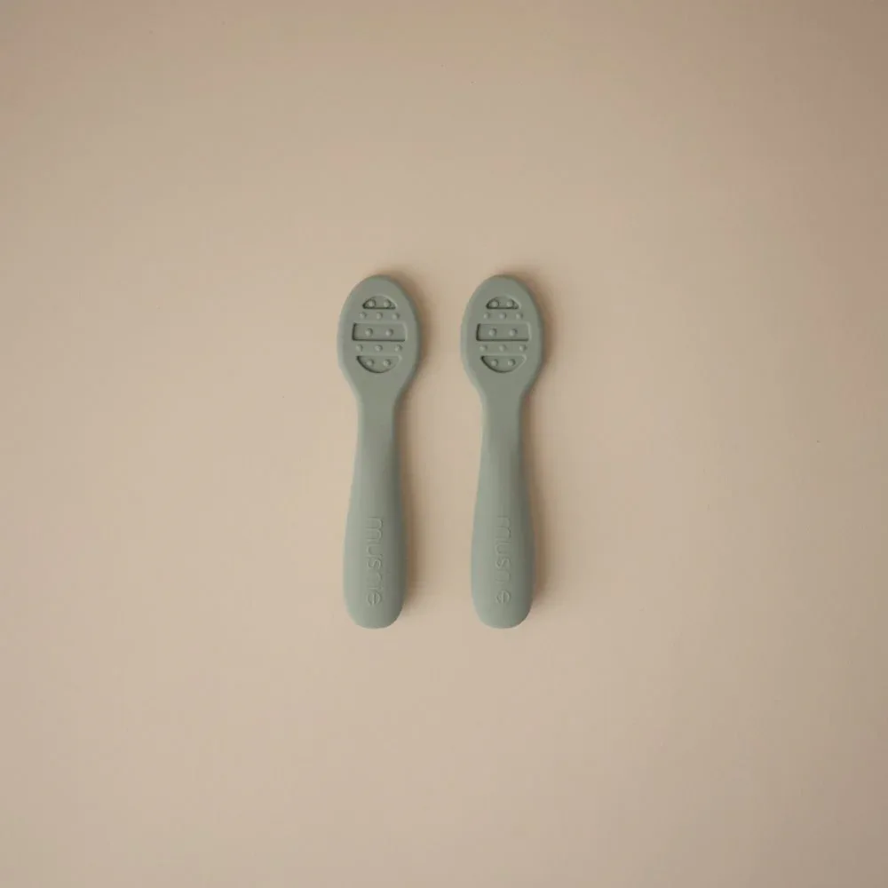 Mushie® First Feeding Baby Spoons 2-Pack Cambridge Blue/Shifting Sand - Image 4