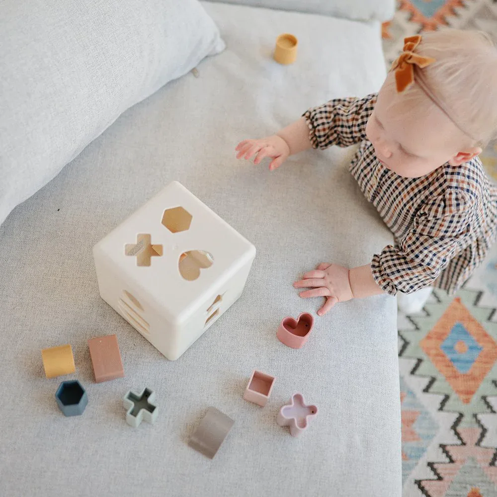 Mushie® Shape Sorting Box - Image 2