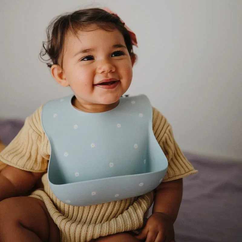 Mushie® Silicone Bib White Daisy - Image 4