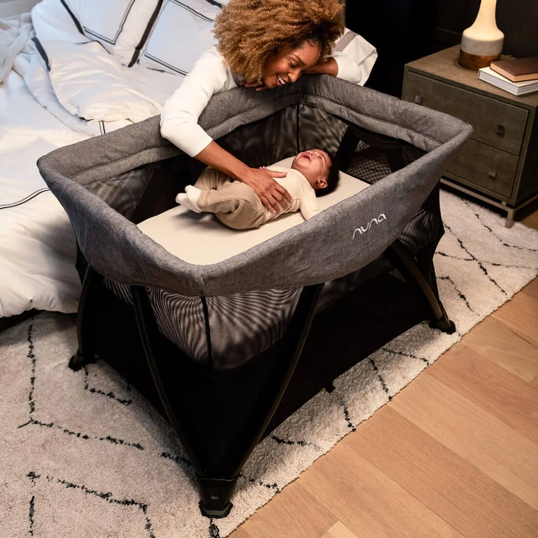 Nuna® Prenosna posteljica Sena™ Aire + rjuha Frost - Image 13